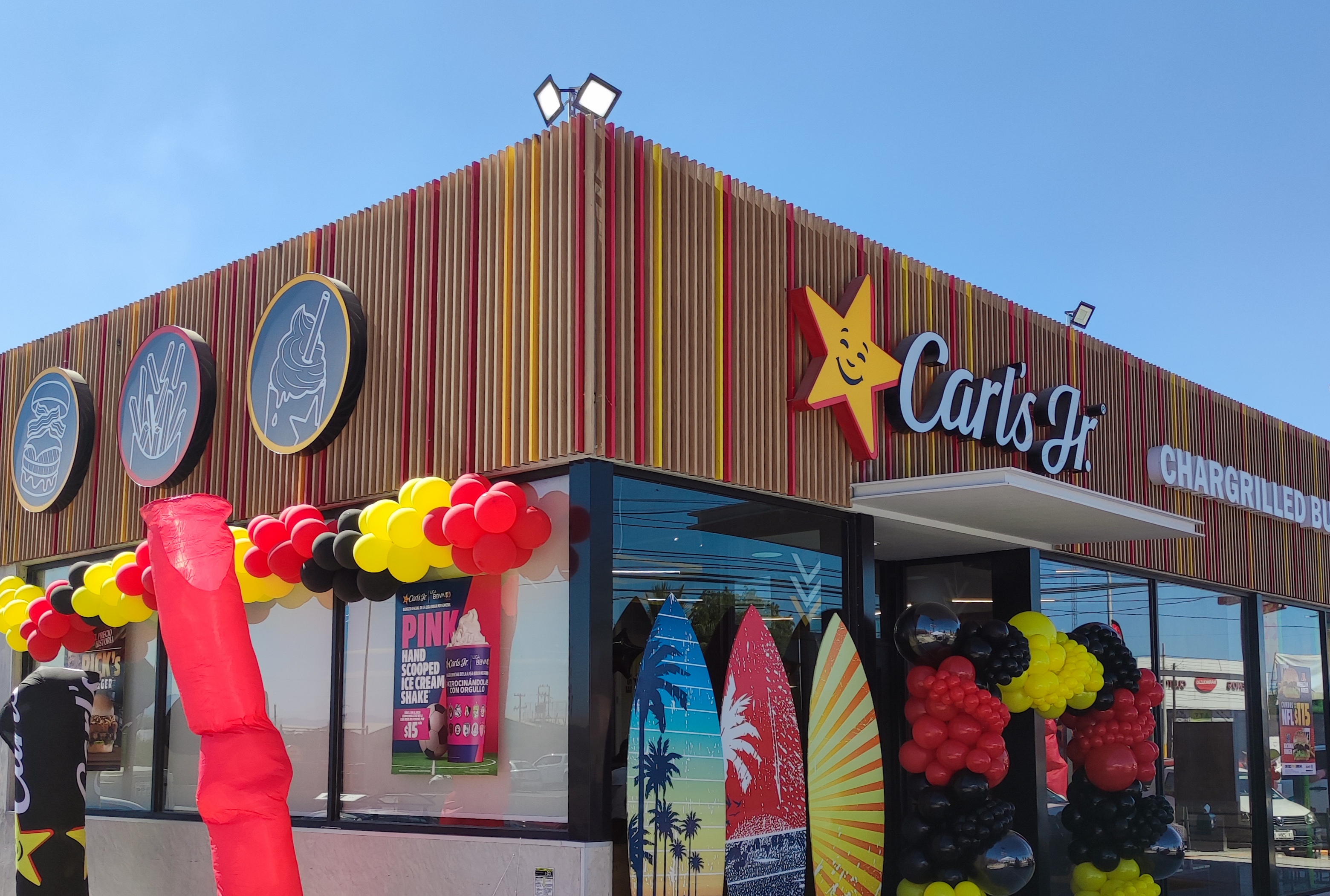 Carl’s Jr. acelera su expansión en La Laguna: construyen séptima sucursal en la región.