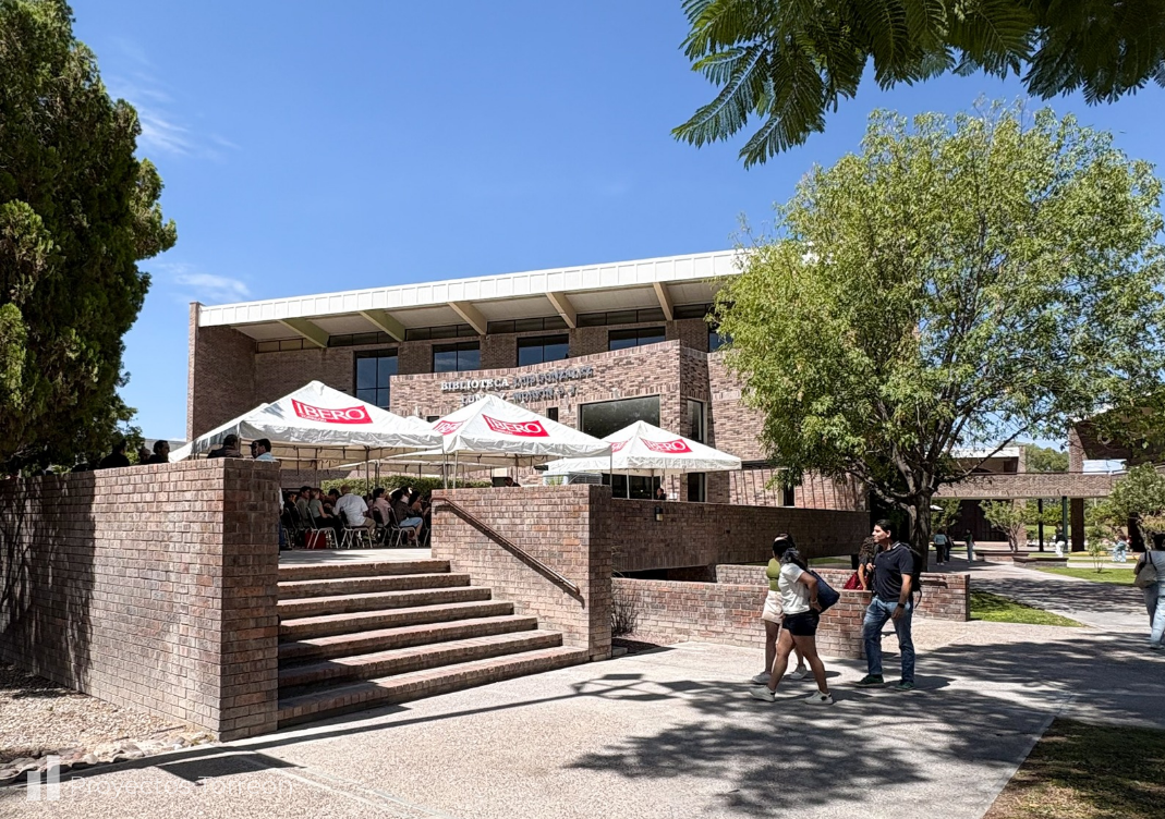 Ibero Torreón celebra inauguración de su renovada biblioteca